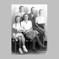 028-1001 Familie Kurt Neumann aus Gross Keylau im Sommer 1948. Im Bild von links Irmgard, Giesela, Dorothea, geb. Schulz, Kurt und Bernd. .jpg